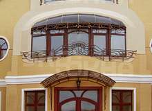 Остекление коттеджа ламинированными окнами нестандартной формы